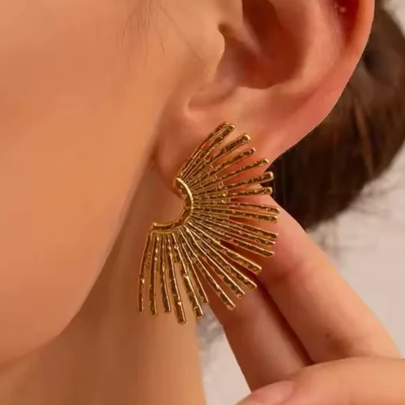 🆕 Gold Statement Earrings - Picture 1 of 3